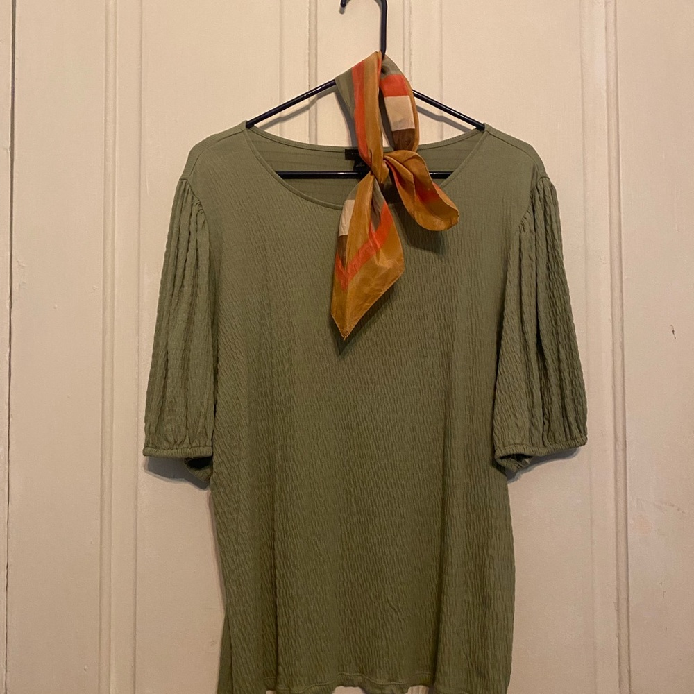 Ann Taylor NWT XL puff sleeve , light weight puckered material